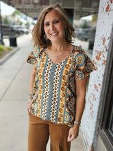 Short Flutter Slv Printed Top w Cut Out Neck w Button Detail