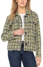 Button Down Collared Cargo Unlined Shacket w Fray LM1C15BC6