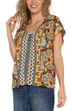 Short Flutter Slv Printed Top w Cut Out Neck w Button Detail