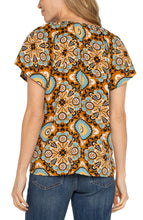 Short Flutter Slv Printed Top w Cut Out Neck w Button Detail