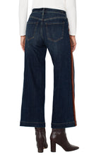 StrideWide Leg Jeans w Velvet Trim Details LM7A80CH4