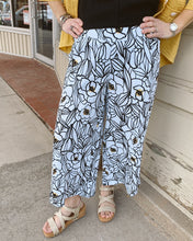 Floral Expression Print Pull On Cropped Pants w/Pockets