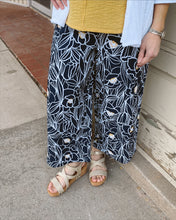 Floral Expression Print Pull On Cropped Pants w/Pockets